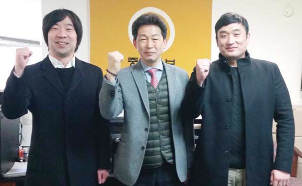 한국의 중견 물류회사 스마트로지와 뉴저지의 2개 기업이 합병해 미국과 한국을 연결해 직구대행 물류 통합 서비스를 제공하는 G2S를 출범시켰다. 사진 왼쪽부터 고월드넷 김종욱 대표이사, 스마트로지스 손양호 부회장, 투패스츠 임대섭 사장.
