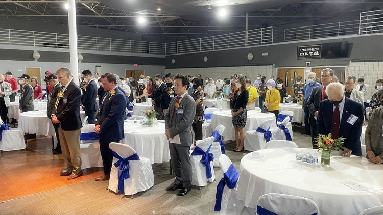 지난 11일 한인회관에서 열린 제3회 한국군 베트남전쟁 참전 전우의 날 기념 행사에서 참석자들이 9·11 테러 희생자들을 위해 묵념하고 있다.  