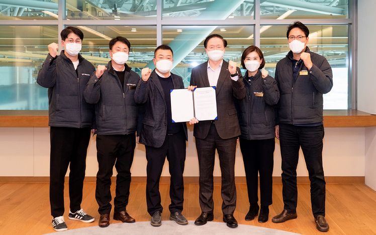 우기홍 대한항공 사장(오른쪽에서 세 번째)이 지난 9일 최대영 일반노조 위원장(왼쪽에서 세 번째)을 비롯한 노사 관계자들과 간담회 후 기념촬영을 하고 있다. [대한항공 제공] 