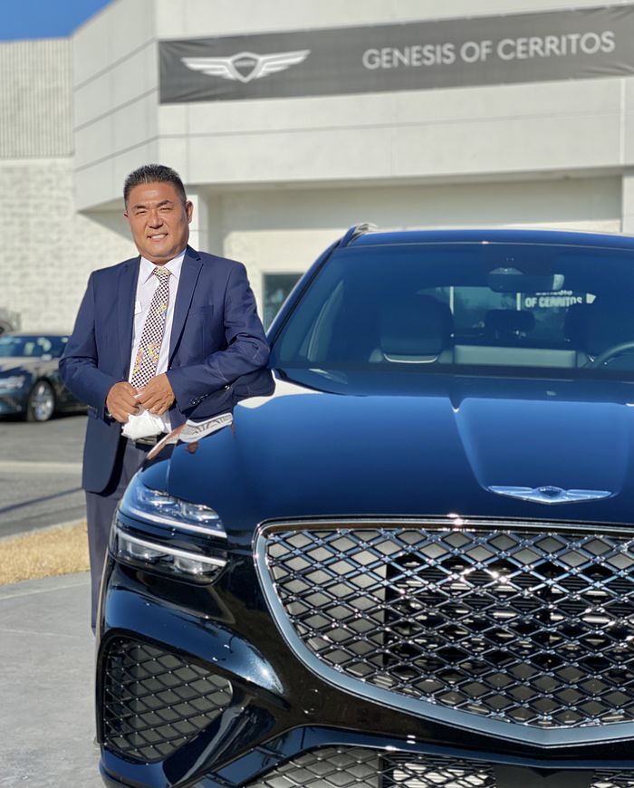 세리토스 오토몰 놈리브스 제네시스/현대의 스카이 김 한인 담당 디렉터가 제네시스 신형 SUV GV70과 딜러를 배경으로 포즈를 취했다. Photo=NAKI PARK