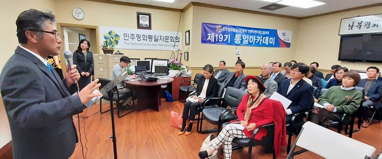 지난 6일 열린 OC평통 시무식에서 오득재(왼쪽) 회장이 자문위원 통일 간담회 프로젝트에 대해 설명하고 있다.