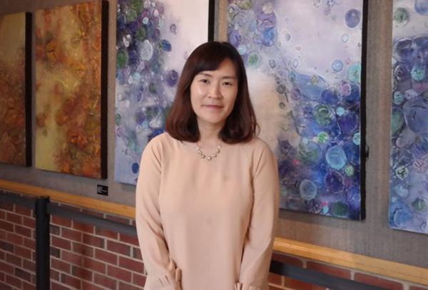 KD 문화센터에서 아동 미술과 성인 취미반을 이끌고 있는 박혜근 강사는 캔사스 주립대학교 미대에서 서양화 전공으로 학사 학위를 받은 후 뉴욕 로체스터 인스튜트 오브 테크놀로지 미술 대학원에서 서양화 전공 석사 학위로  졸업했다.  사진 출처 <인스타그램@helenartaustin>