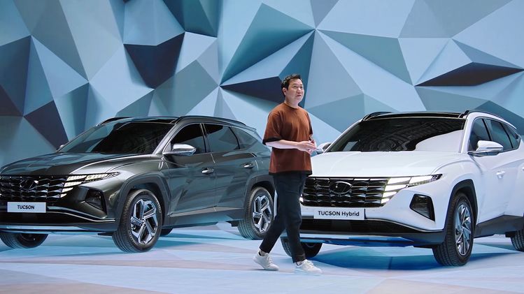 지난 14일 온라인을 통해 스트리밍된 현대차 SUV 2022년형 올-뉴 투싼 월드 프리미어 행사에서 현대차 디자인센터장 이상엽 전무가 신형 투싼과 하이브리드 트림을 소개하고 있다. [현대차 동영상 캡처]