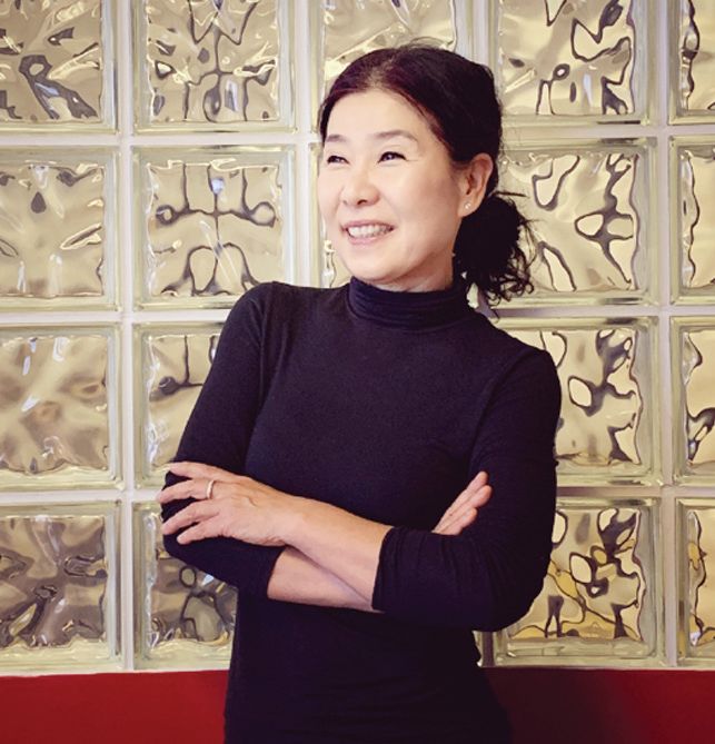 '연애 상담의 고수' 제니퍼 이 듀오USA 지사장은 화장을 안했다고 카메라 앞에서 쑥쓰러워했다. 사진에 '리터치'를 부탁하더니 찍은 사진을 보곤 "괜찮네요" 웃었다. [김상진 기자]