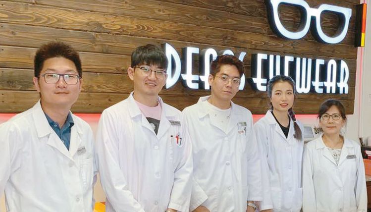 딘스안경 직원들의 모습.