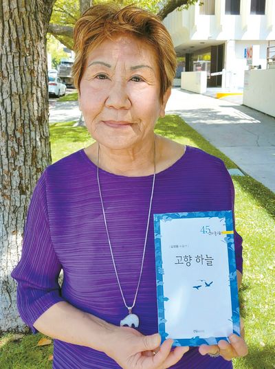 팔순에 수필선을 낸 김영중 수필가.