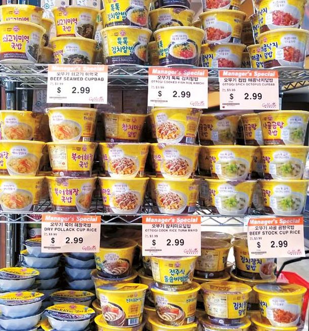 LA한인타운 갤러리아마켓 버몬트점을 찾은 한 고객이 컵밥을 둘러보고 있다.
