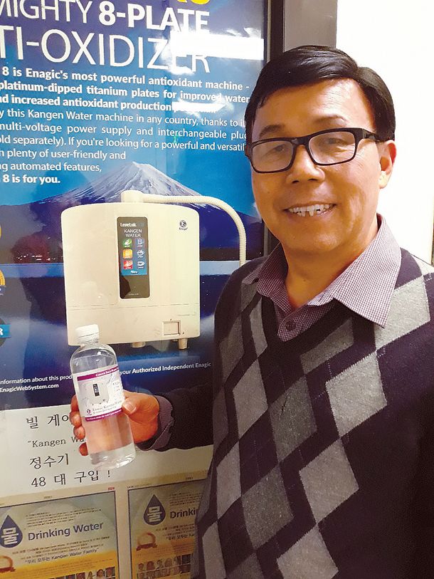 리처드 남 대표가 칸젠워터를 소개하고 있다. 남 대표는 43년의 전통을 자랑하는 칸젠워터는 정수기의 원조로 불린다고 설명했다.