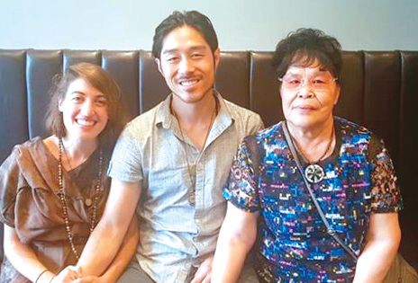 신더씨와 어머니가 32년만에 상봉했다. 왼쪽부터 여자 친구와 신더씨, 친모 이씨.