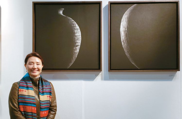 LA아트쇼에 토기를 소재로한 사진 작품을 소개한 금혜경 작가.