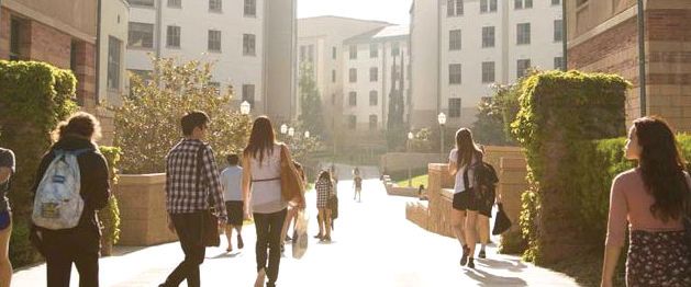 UCLA 캠퍼스에서 학생들이 강의실로 향하고 있다 [UCLA 홈페이지]
