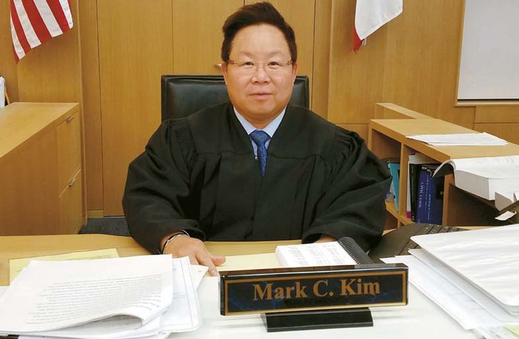 올해부터 롱비치 지법에서 민사소송을 맡고 있는 마크 김 판사가 법정 위에서 내려다 보고 있다.