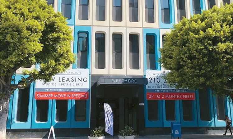 제이미슨이 소유하고 있는 한 아파트에서 최대 2개월 무료 렌트를 제공한다는 플랭카드를 내걸었다.