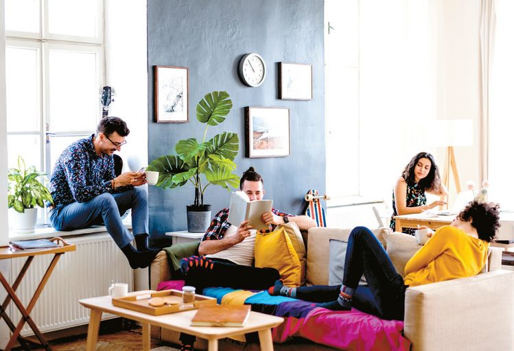 스마트홈 못지않게 에너지와 물을 덜 사용하는 등의 지속가능한 주택이 인기를 끌고 있다. 지속가능한 주택은 재료를 재활용하고 에너지와 물을 덜 사용한다. 이런 주택은 단열과 난방에서 효율성을 높이는 시스템을 갖추고 있다.