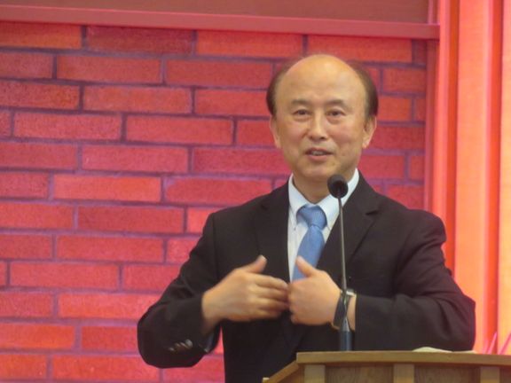 전병국 목사가 마음에서 우러나는 사랑을 실천해야 한다고 강조 하고 있다.
