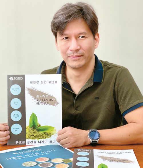 크레도스 마이클 이 대표가 천연 페인트 허브소일에 대해 설명하고 있다.