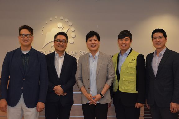 지난 14일 저녁 시애틀 형제교회 비전홀에서 심금을 울린 감동의 찬양콘서트를 마친 굿네이버스 홍보대사 장혁재 교수가 형제교회 목회자들과 기념촬영을 하고 있다. (사진 좌측부터 한형근 목사, 설대억 목사, 장혁재 교수, 김택영 목사, 국윤권 목사) 