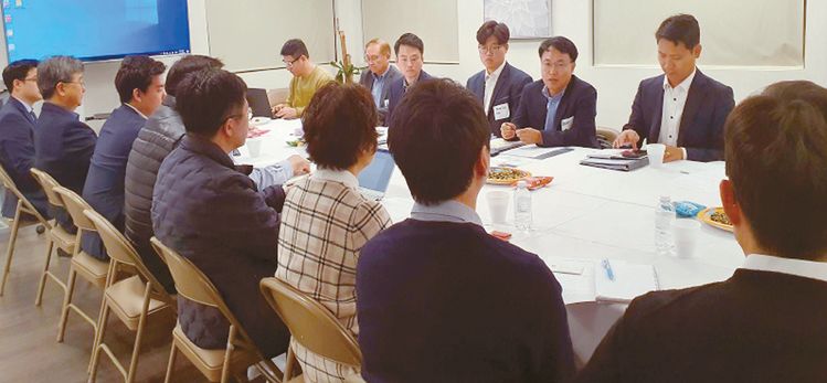 지난해 초 LA를 방문한 한국 관세청 통관지원국 관계자들이 총영사관에서 한인사회 업계 전문가들과 만나 전자상거래 수출 유관업계 간담회를 갖고 있다. 총영사관은 이때부터 이커머스 매칭 사업을 준비, 최근 본격화 했다. [LA 총영사관 제공]