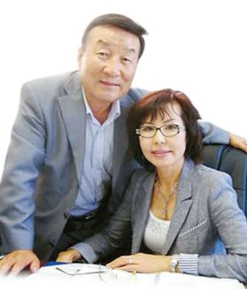 시니어 메디케어 전문 '폴선보험'의 폴 선 에이전트와 자넷 전 에이전트.