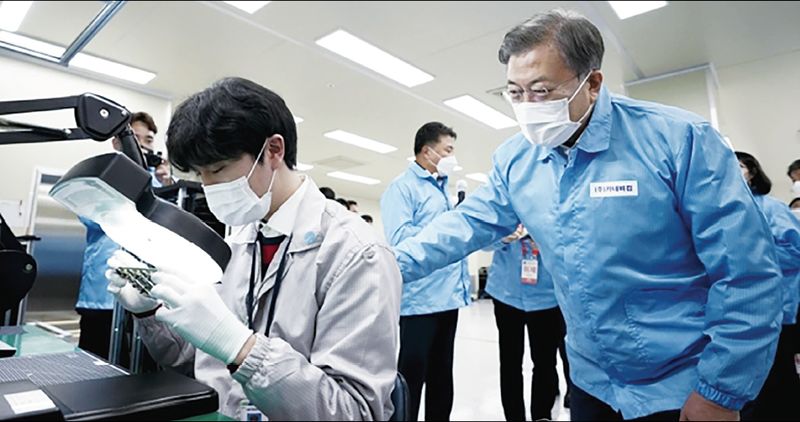 (인천=연합뉴스) 김주성 기자 = 문재인 대통령이 22일 오후 인천시 연수구 자율협력주행체계 장비를 개발하는 디지털 SOC 중소기업인 카네비컴을 방문해 불량품 검사하는 직원을 격려하고 있다.