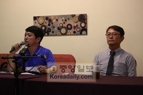 안순해 전 회장(왼쪽)과 전성훈 전 부회장이 기자회견을 하고 있다.