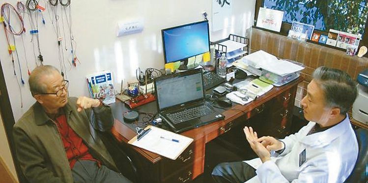 류기상 원장(오른쪽)은 난청으로 고생하는 이들에게 정확한 청력 검사와 분석으로 불만없는 보청기를 피팅해주고있다.