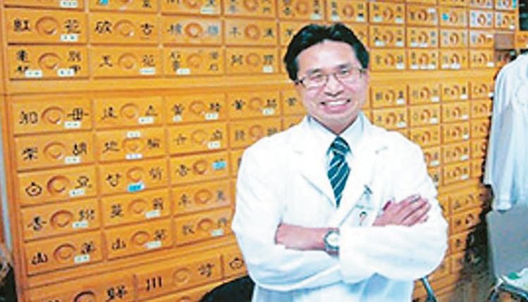김용석 원장은 침술과 쑥뜸으로 만병의 근원을 잡는 치료를 한다.