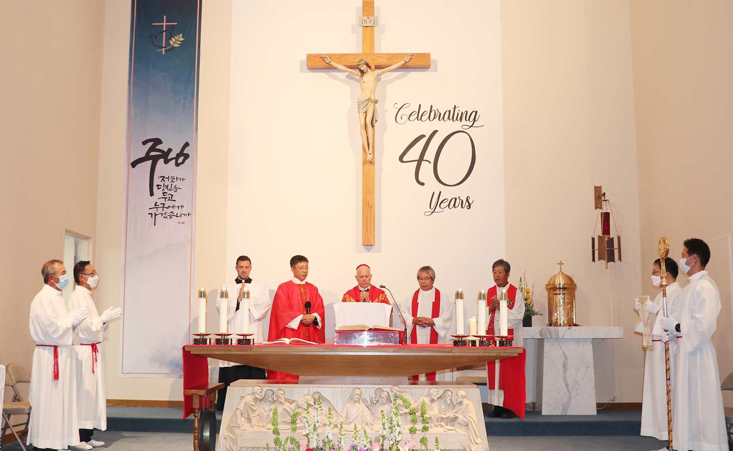 덴버 대교구 아킬라 대주교가 성로렌스 성당 40주년을 기념해 경축미사를 집전하고 있다.