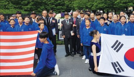 헌화식 참석자들이 6일 기념촬영을 하고 있다.