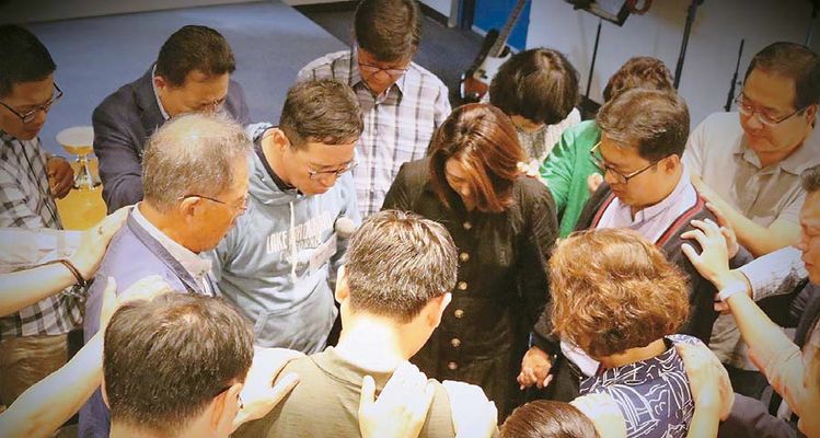 미국연합감리교단(UMC) 산하 한인총회 관계자들이 특별총회와 한인교회를 위해 기도하고 있는 모습. [UMNS 김응선 목사 제공] 