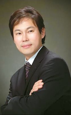 오완석 변호사는 이민법만 상담하는 전문변호사로 항상 새로운 발상을 통해 맞춤솔루션을 제시한다. 꼼꼼하고 정확한 일처리와 함께 변호사가 직접 상담해 고객들의 신뢰가 두텁다.