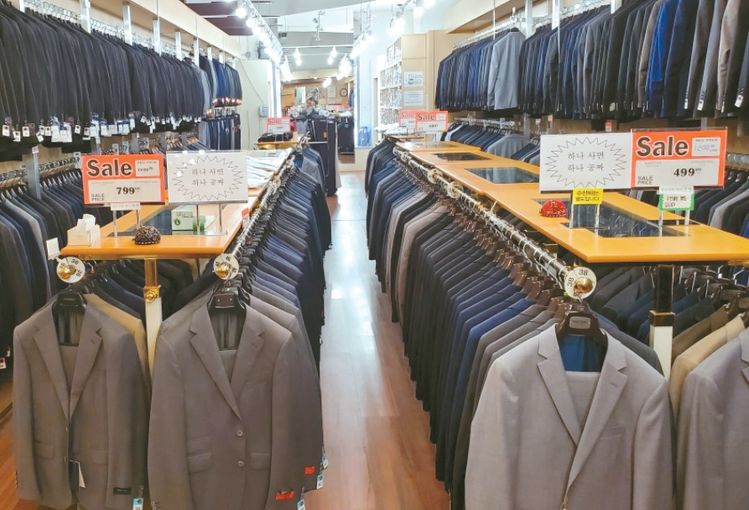이태리패션타운은 LA 한인남성들이 옷을 살때 꼭 들르는 매장이다. 현재 양복 전품목을 하나사면 하나공짜로 세일하고 있다.