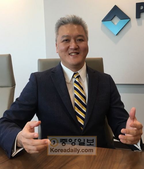 이임 인사를 하고 있는 제이크 박 행장.