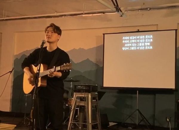 Welove’s leader Eun Chong Park singing Welove’s one of the most meaningful songs, “To the Lowest Place”, at a church in Downtown, Los Angeles.