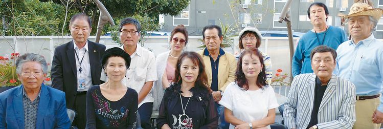 지난 14일 열린 이사회를 마치고 협회 임원진이 기념촬영을 하고 있다. 앞줄 왼쪽부터 제임스 하 이사, 케리 조, 윤금옥, 심유리, 정광석 회장, 뒷줄 왼쪽부터 최창준 미디어실장, 함영환 이사, 이연단, 박인곤 기획실장, 제니 최, 최민, 무니 장 후원이사