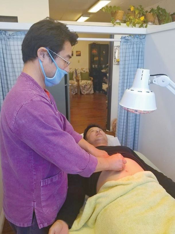 한인 병원들과 한의원들이 코로나 사태로 경영난을 겪고 있다. LA 혼천 한의원 제이슨 오 원장이 진료하고 있는 모습. [혼천 한의원 제공]