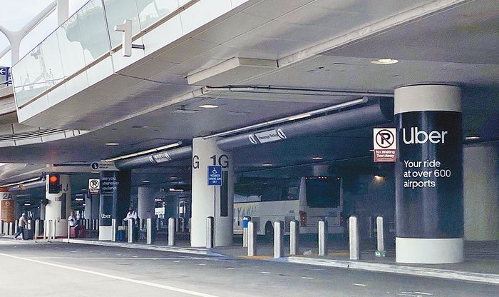 LA국제공항 곳곳에 걸린 우버 광고물-박낙희 기자