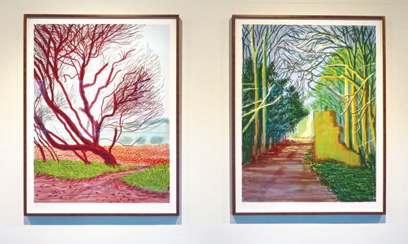 데이비드 호크니, ‘이스트 요크빌 월드게이트에서 봄맞이(The Arrival of Spring in Woldgate, East Yorkshire)’, 2011, 아이패드 드로잉을 잉크젯 프린터 기기로 종이에 인쇄, 55 x 41 inches in an edition of 25. 2012년 영국 런던의 로열 컬리지 오브 아트 전시 장면. March 18, 2011(왼쪽), March 19, 2011(오른쪽).