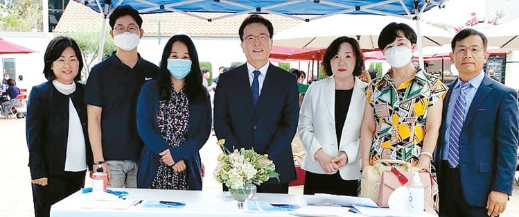 베델교회 김한요(가운데) 담임 목사와 사별 가정 회복 모임 관계자들. [베델교회 제공]