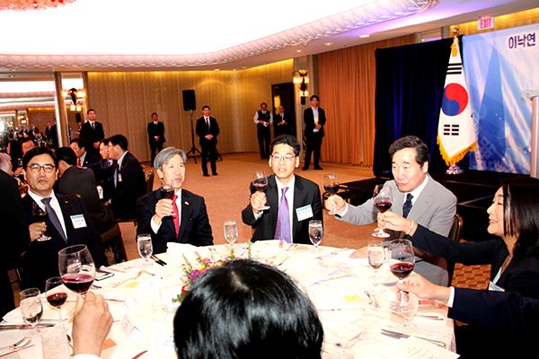 이낙연 총리가 지난 8일(수) 휴스턴에서 열린 동포·지상사 대표 간담회에 참석해 축배를 들고 있다.