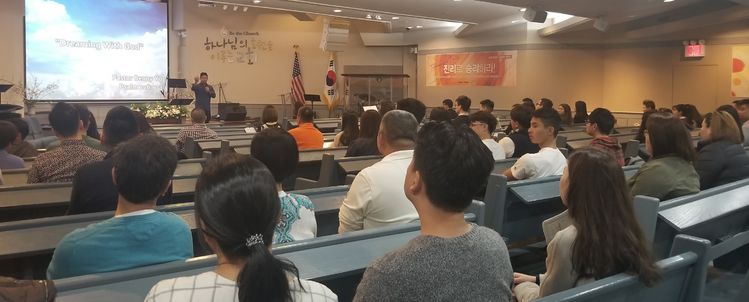 한인 2세 베니 유 목사가 3일 퀸즈 칼리지 포인트에 있는 '뉴욕수정성결'교회에서 '하나님과 함께 꿈꾸라'라는 제목으로 설교하고 있다.
