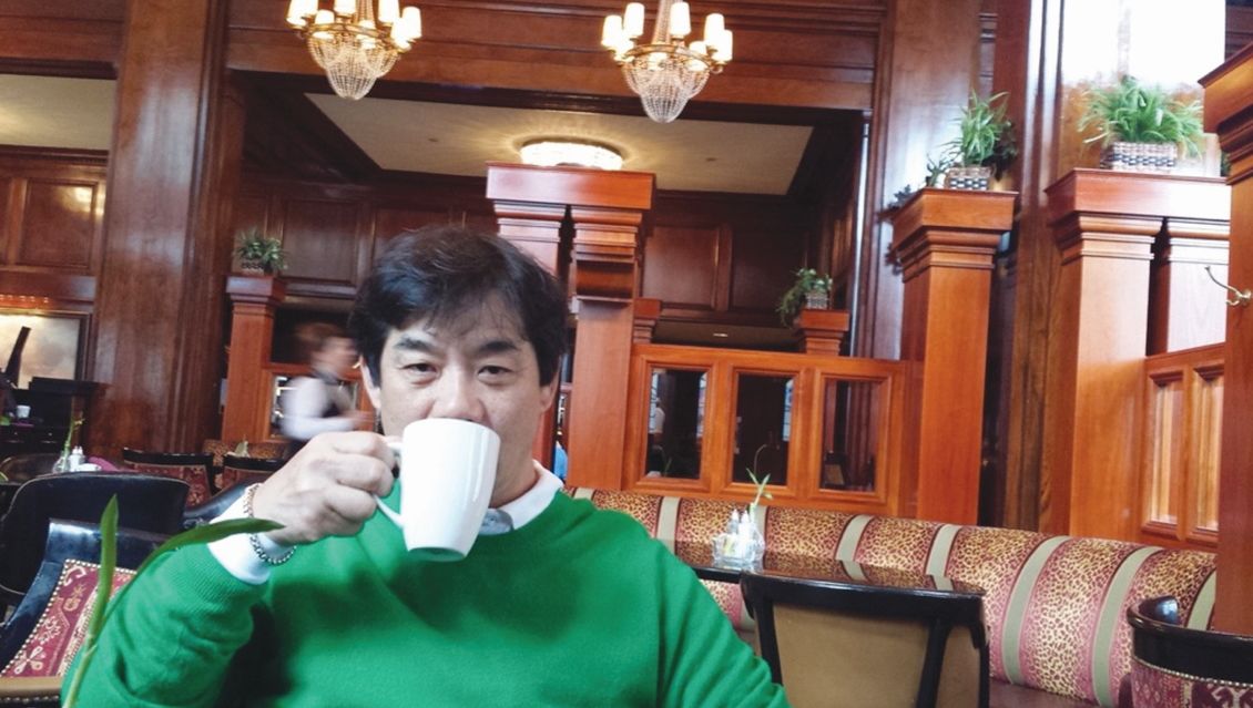 모닝 커피를 마시는 나