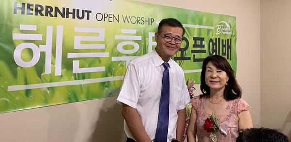 동행선교회 이현수 전도사와 달라스경제인협회 진이 스미스 회장이 지난 11일(일) 열린 중독 재활센터 개원예배에서 함께 포즈를 취하고 있다.