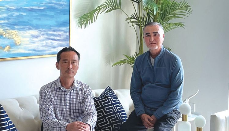 LA한인타운에 럭셔리 콘도를 개발한 알렉스 허(오른쪽) 회장과 데이비드 고 사장이 콘도에 대해 소개하고 있다.