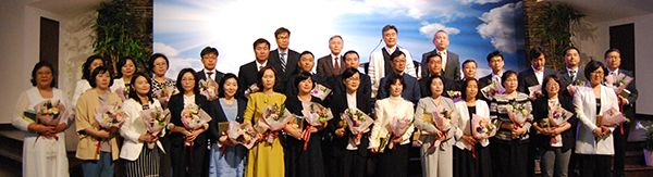 중앙장로교회가 21일 부활 주일 예배에서 총 28명의 안수집사 임직식을 거행했다.