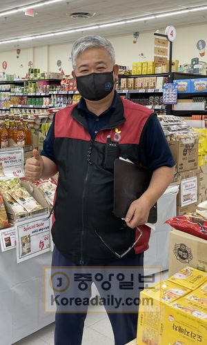 지난 12일 오후 시온마켓 둘루스점에서 전무배 점장이 ‘초특가 5일장’에 대해 설명하고 있다.
