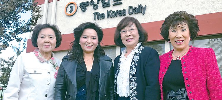 지난 21일 중앙일보 OC사무실을 방문한 샬롬합창단 임원진. 왼쪽부터 차례로 정준 총무, 지경 지휘자, 이영희 단장, 정영태 연주회 준비위원장.