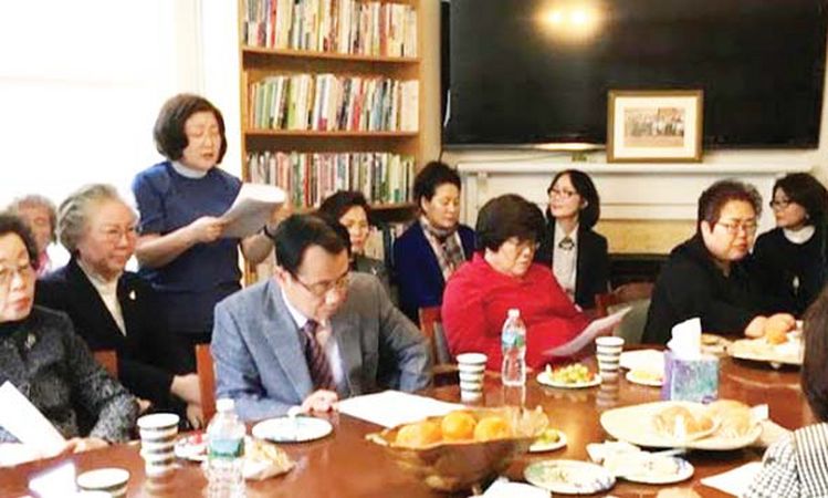 미주한인여성목회자협의회원들이 연합예배 후 독서 발표회를 갖고 있다.  [사진 미주한인여목회]