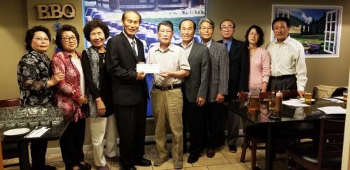 장로선교회 회장 송치홍(왼쪽 다섯번째) 장로와 관계자들이 지난 9일 열린 제20회 연합찬양제 수익금 7,120달러를 기독방송국장 감순철(왼쪽 네번째) 목사에게 전달하고 있다. [사진=송치홍 장로]