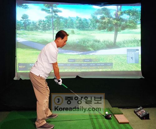 골프밀 샤핑센터에 새로 문을 연 SGM 실내 스크린 골프연습장.